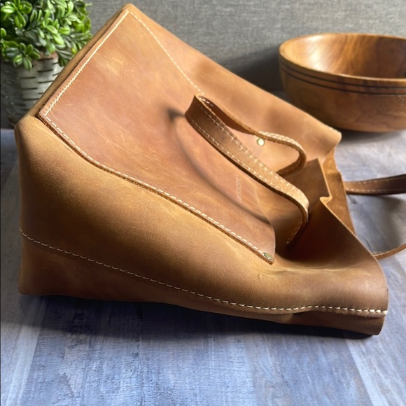 Portland Leather Dakota Medium Cross Body Tote - Picture 8 of 11